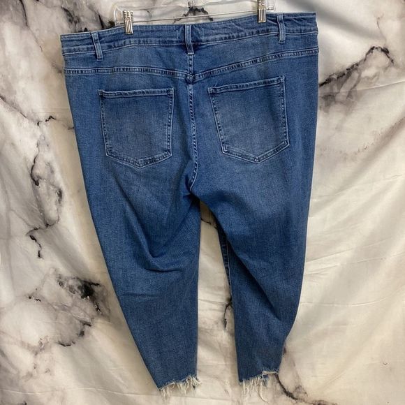 Lane Bryant denim with pearl ankle detail designed in New York there a mid rise - Picture 7 of 7